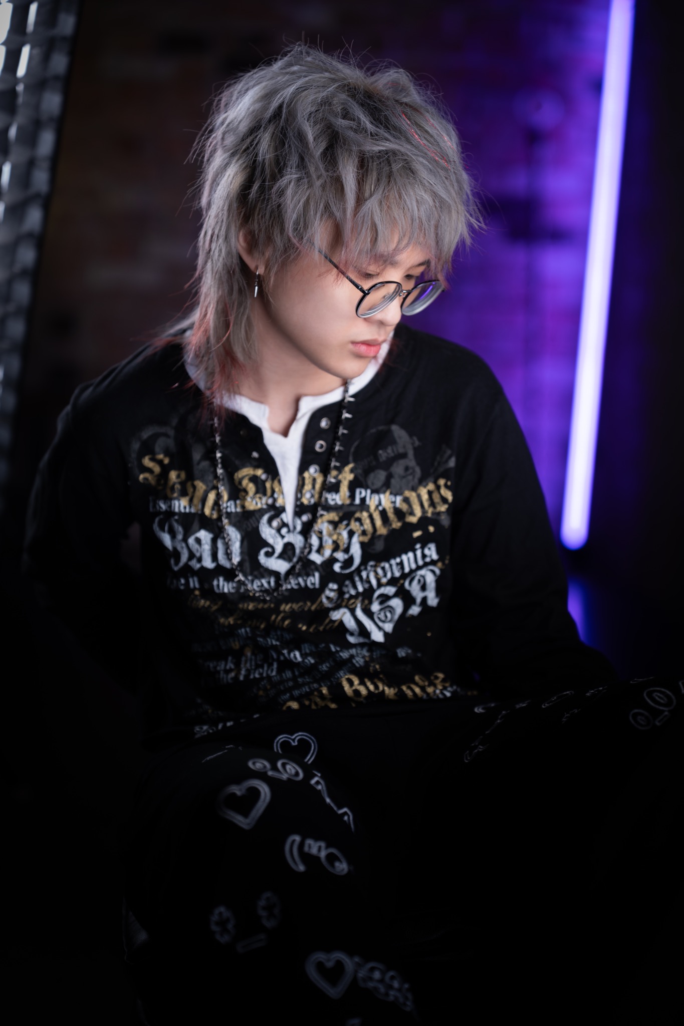 Portrait showing a textured men’s mullet by Daisuke Salon Gents